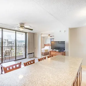 deluxe-studio-condos-near-waikiki-beach-free-parking.hotelsinhawaii.org/